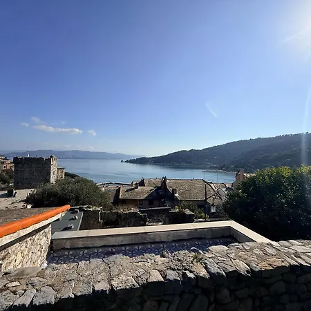 Stone Within Ancient Castle Walls Surrounded By A Lush Garden With Stunning Sea Village And Palmaria Views Sunlit Day 빌라 *