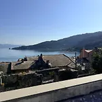 别墅 Stone Within Ancient Castle Walls Surrounded By A Lush Garden With Stunning Sea Village And Palmaria Views Sunlit Day 韦内雷港